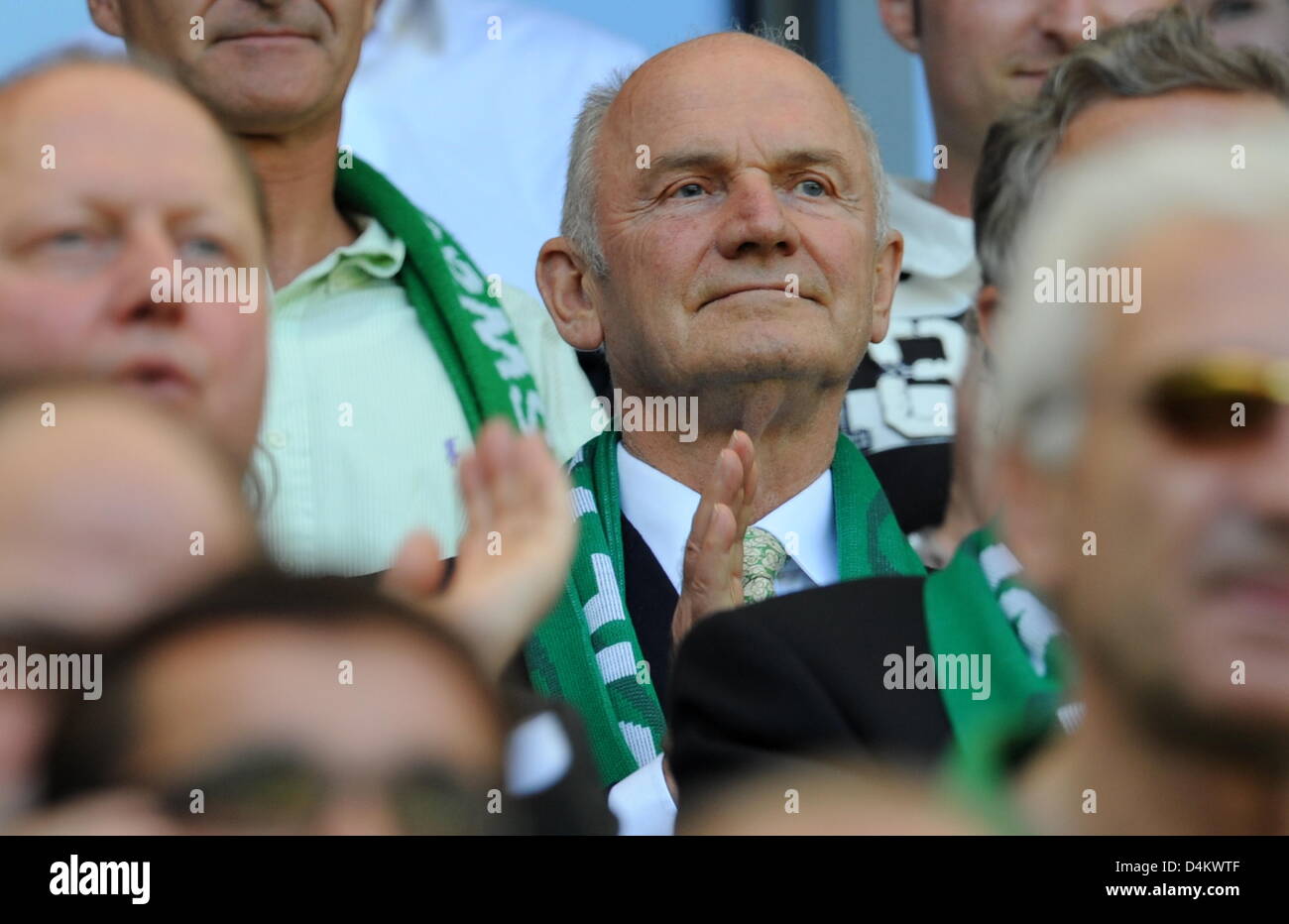 Chairman of the supervisory board of Volkswagen AG, Ferdinand Piech (C), pictured during the Bundesliga soccer match VfL Wolfsburg vs Werder Bremen on the last day of the 2008/2009 season at Volkswagen Arena stadium in Wolfsburg, Germany, 23 May 2009. Photo: Jochen Luebke (ATTENTION: EMBARGO CONDITIONS! The DFL permits the further utilisation of the pictures in IPTV, mobile service Stock Photo