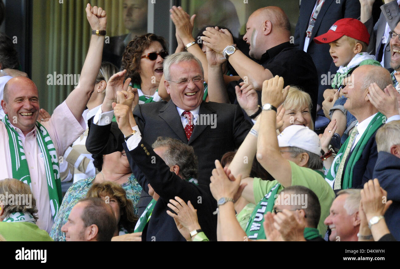 CEO of Volkswagen AG, Martin Winterkorn (C), and Volkswagen chairman of the supervisory board, Ferdinand Piech (R), celebrate after the Bundesliga soccer match VfL Wolfsburg vs Werder Bremen on the last day of the 2008/2009 season at Volkswagen Arena stadium in Wolfsburg, Germany, 23 May 2009. Wolfsburg defeated Bremen 5-1 and won the German championship. Photo: MARCUS BRANDT (ATTE Stock Photo