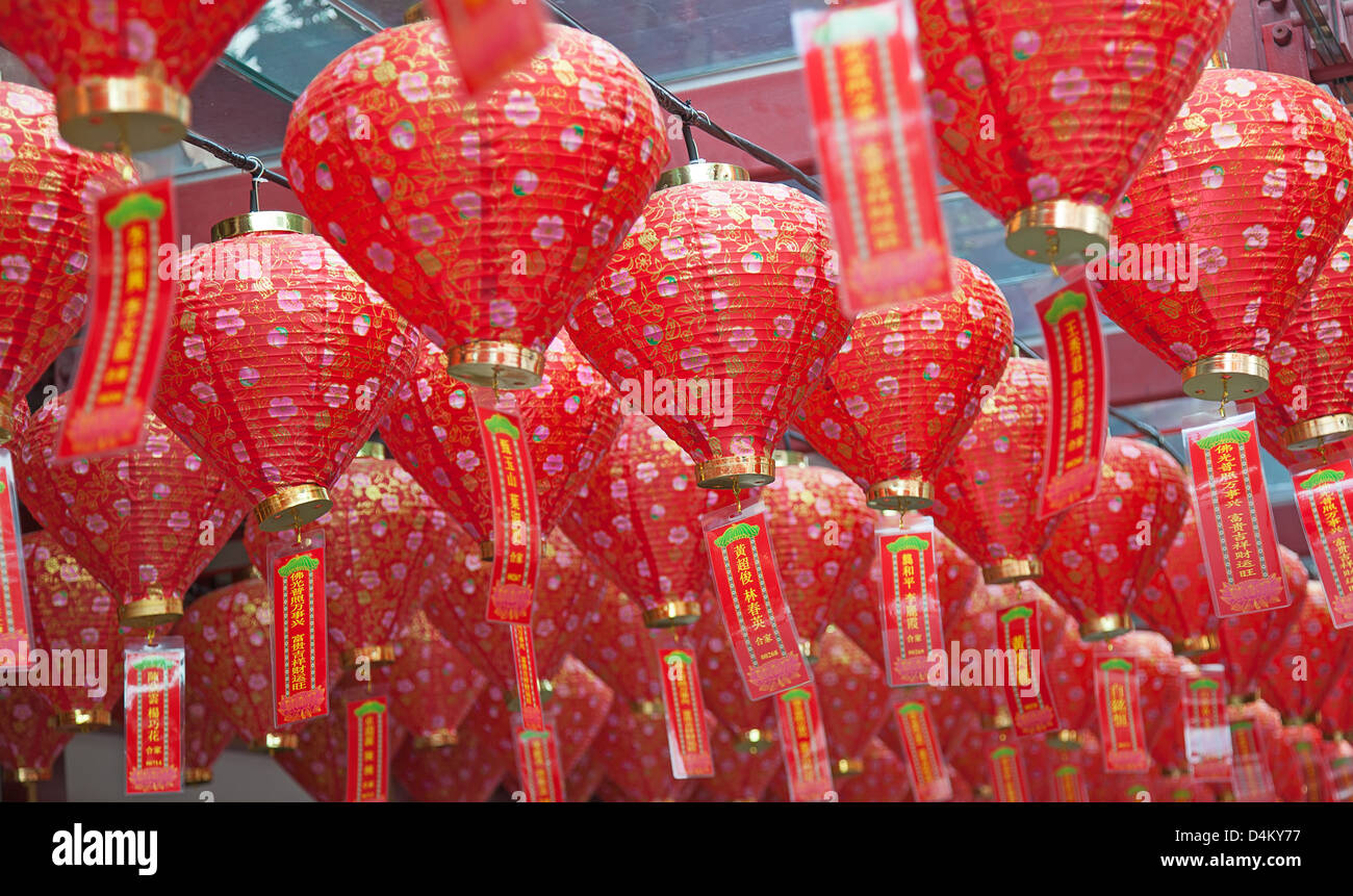 Traditional chinese red lamp near the temple Stock Photo Alamy