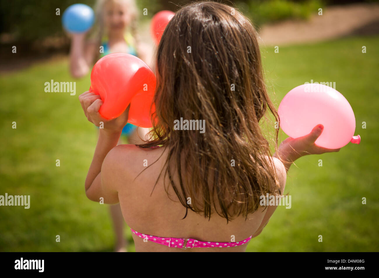 Omdat deksel Veraangenamen Girls playing with water balloons Stock Photo - Alamy