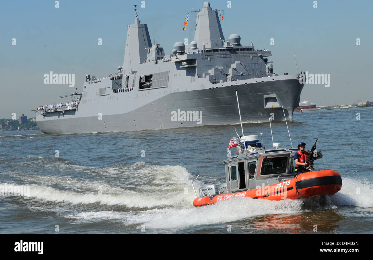 Coast Guard 25-foot response boat crew provides security Stock Photo