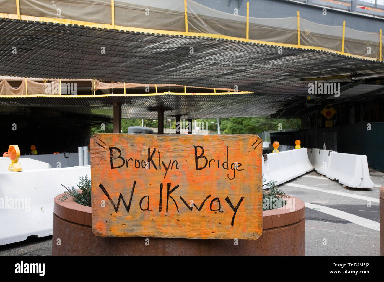 Temporary, hand made, road sign 'Brooklyn Bridge Walkway' underneath the Brooklyn Bridge, New York Stock Photo