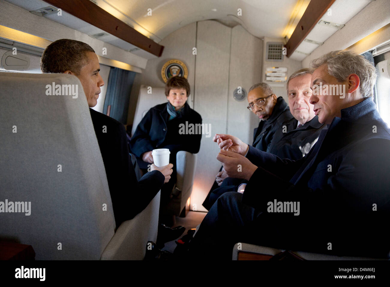 us-president-barack-obama-listens-to-chicago-mayor-rahm-emanuel-aboard-D4M6EJ.jpg