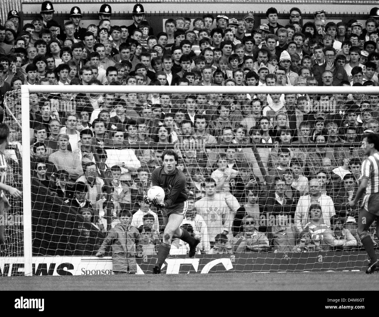 Sheffield Wednesday goalkeeper Martin Hodge Aston Villa v Sheffield Wednesday at Villa Park 4/5/1987 Stock Photo
