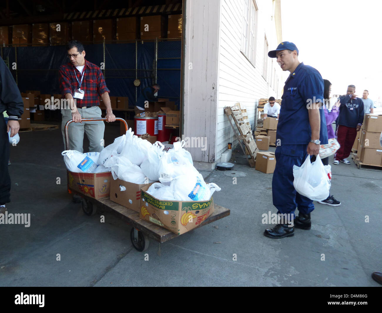 Volunteers food bank hi-res stock photography and images - Alamy