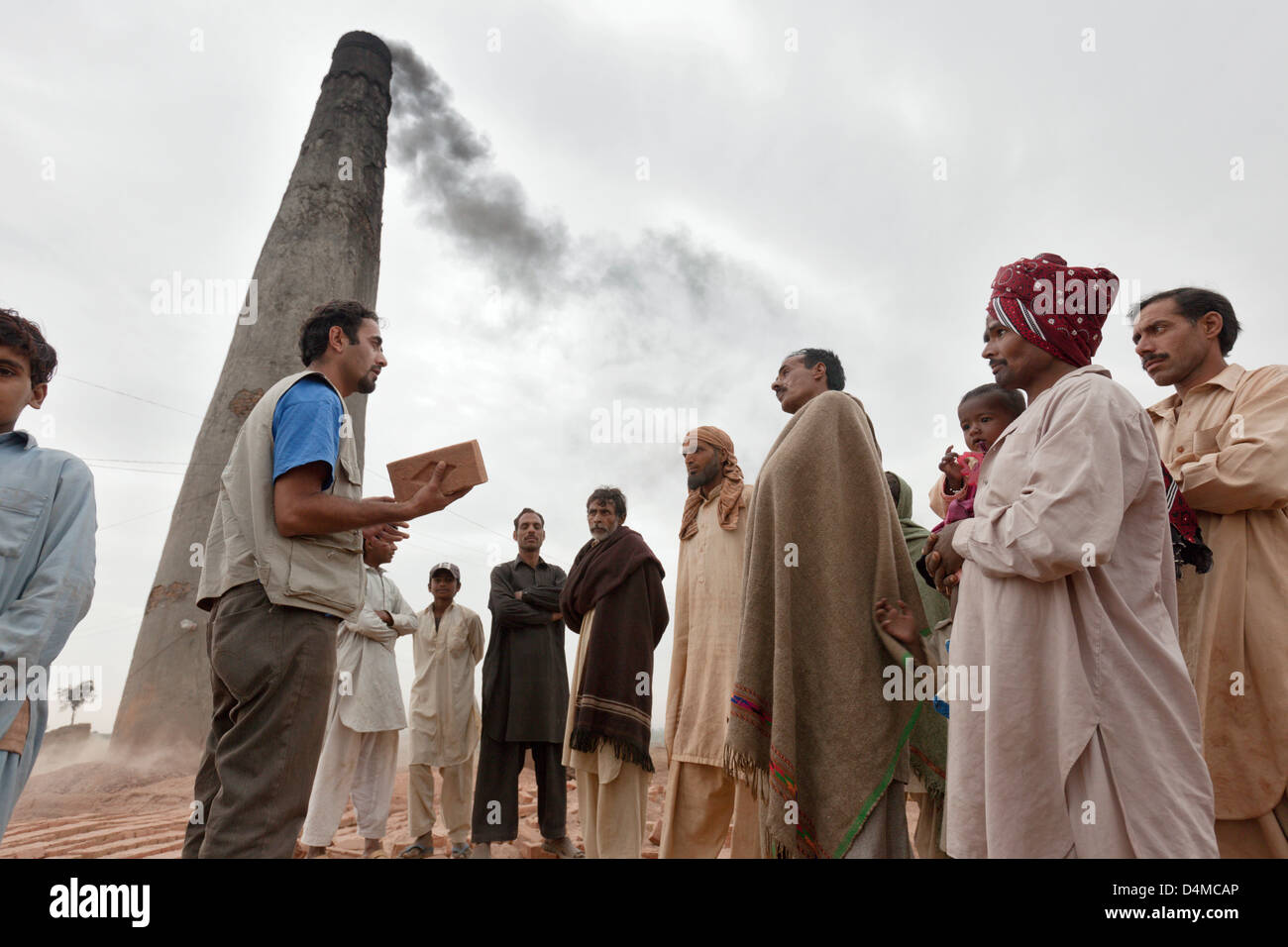 Islamabad, Pakistan, negotiations before a brick kiln Stock Photo