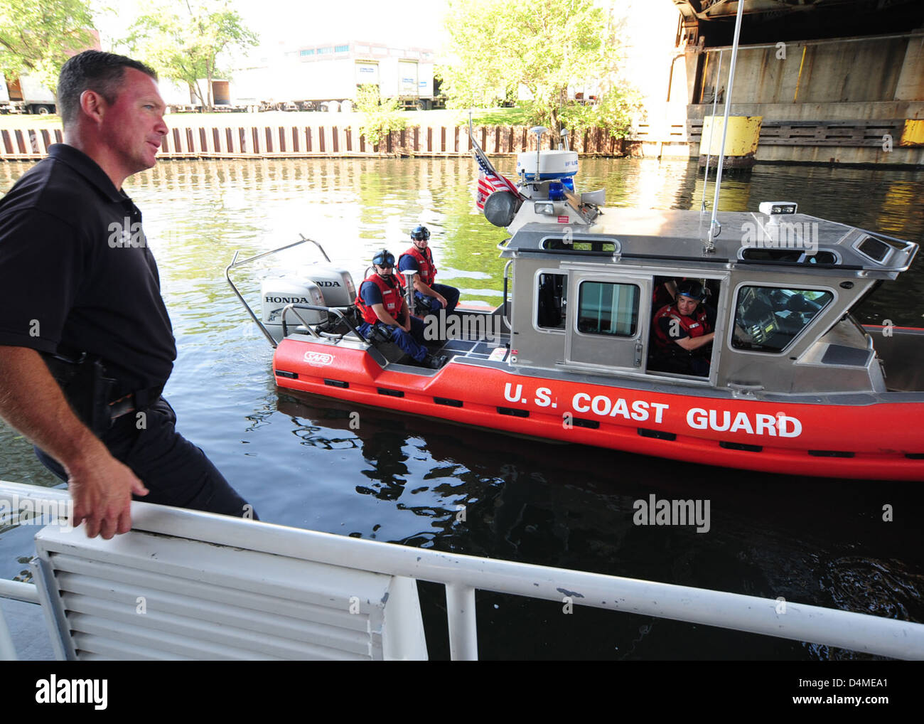 Coast Guard and Chicago Police Department Marine Unit discuss