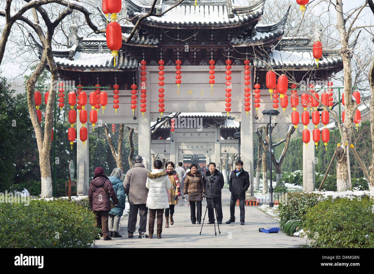 Chinese tourists pose during the Spring Festival at the entrance to West Lake, Hangzhou Stock Photo