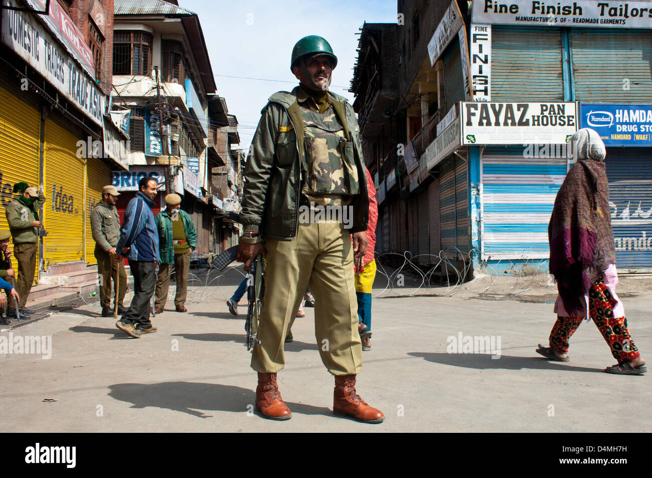 Srinagar, Indian Administered Kashmir, Saturday  16th March 2013. Indian policemen guard the area which is still under curfew in Srinagar .  Normal life remains affected in Indian-administered Kashmir however Indian authorities lifted curfew from many parts of Kashmir, which was put under a strict curfew for many days  worried about massive public protests following the killing of Kashmiri civilian.  (Yawar Nazir Kabli/ Alamy) Stock Photo
