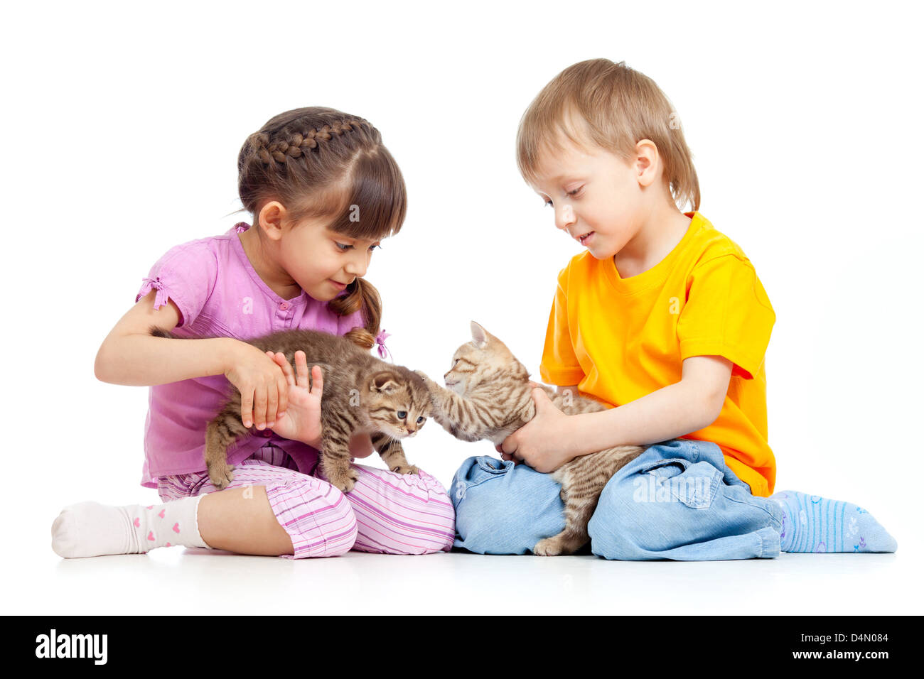 Детки играют с кисками. Ребенок играет с котенком. Девочка с двумя котятами. Девочка играет с котенком.