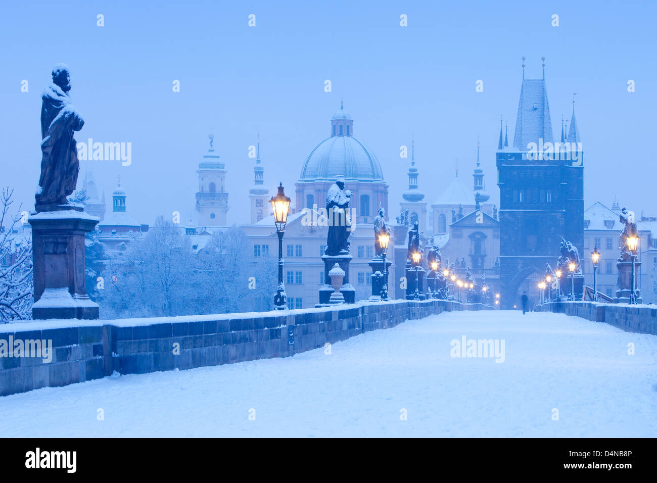 Prague winter charles bridge snow hi-res stock photography and images ...