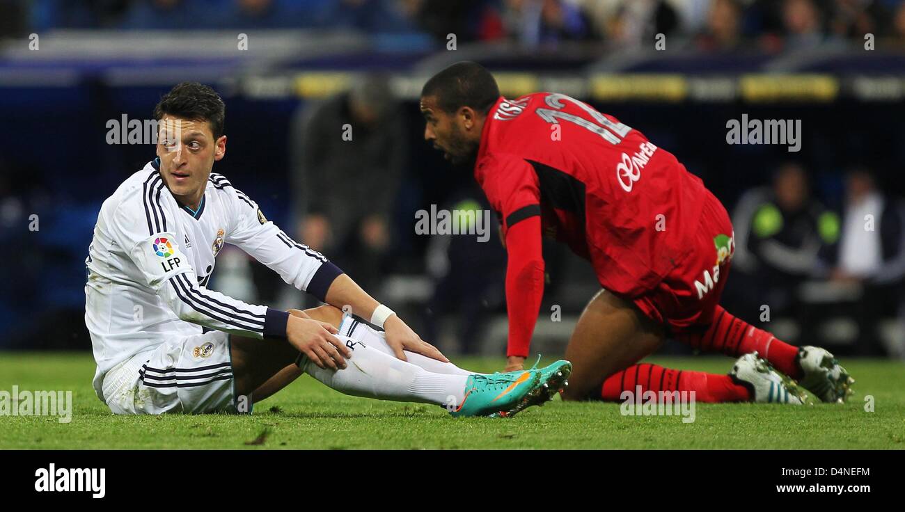 Real Madrid's Mesut Özil (L) vies for the ball with RCD Mallorca's Fernando Tissone (R) during the Spanish Primera Division soccer match between Real Madrid and RCD Mallorca at Santiago Bernabeu stadium in Madrid, Spain, 16 March 2013. Photo: Fabian Stratenschulte/dpa/Alamy Live News Stock Photo