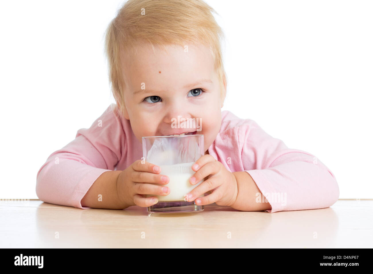 Пить детское питание. Пить детское питание. Кисломолочные продукты для детей. Juice with children. Малыши пьют яблочный сок.