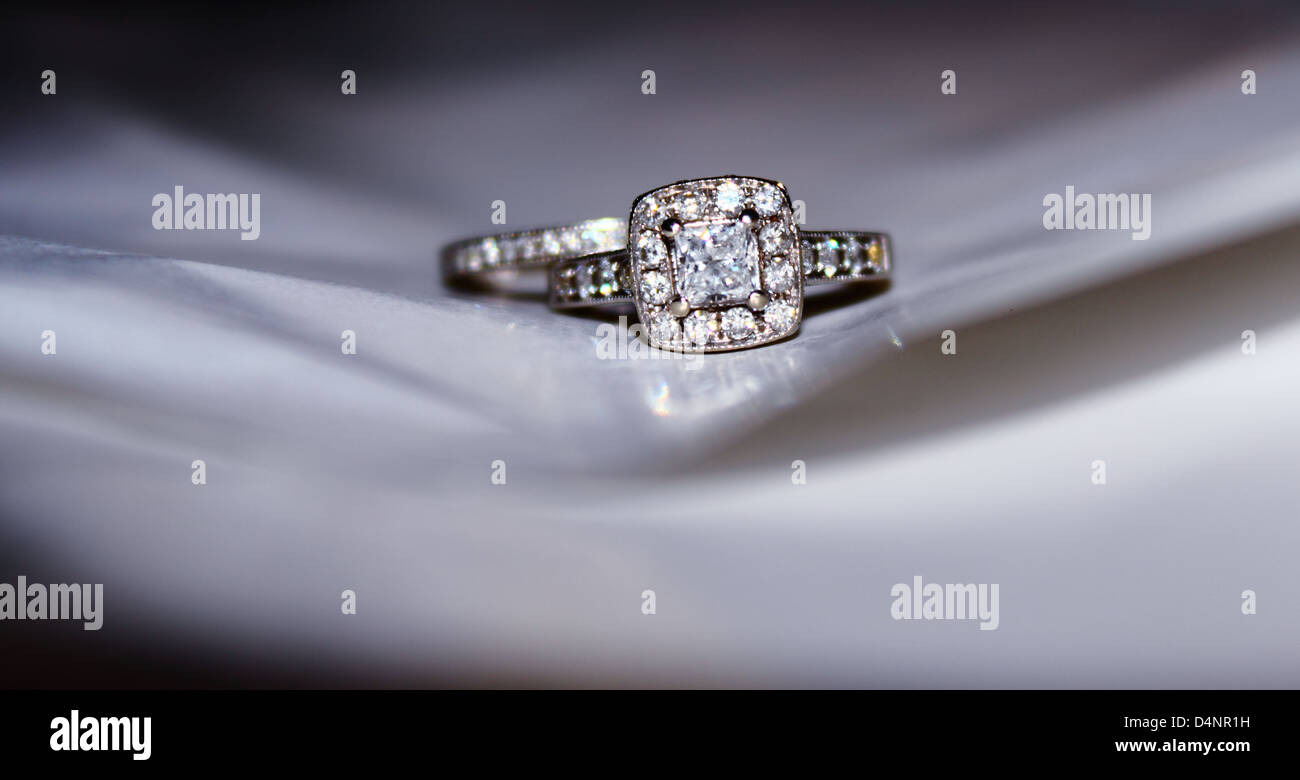 beautiful diamond ring Stock Photo - Alamy