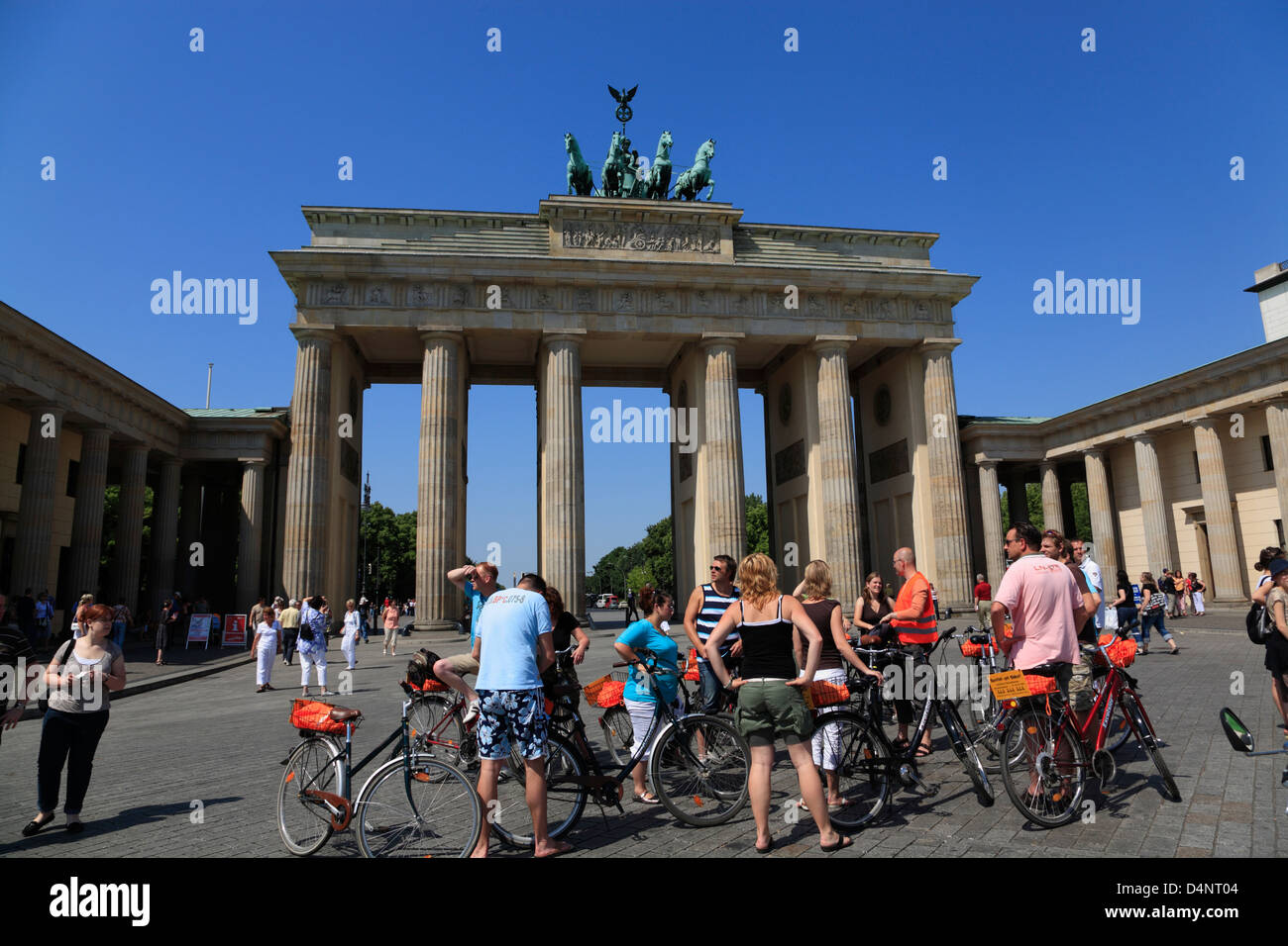 Brandenburg Gate, Brandenburger Tor, guideded bicycle tour stops in front of the gate, Berlin, Germany Stock Photo