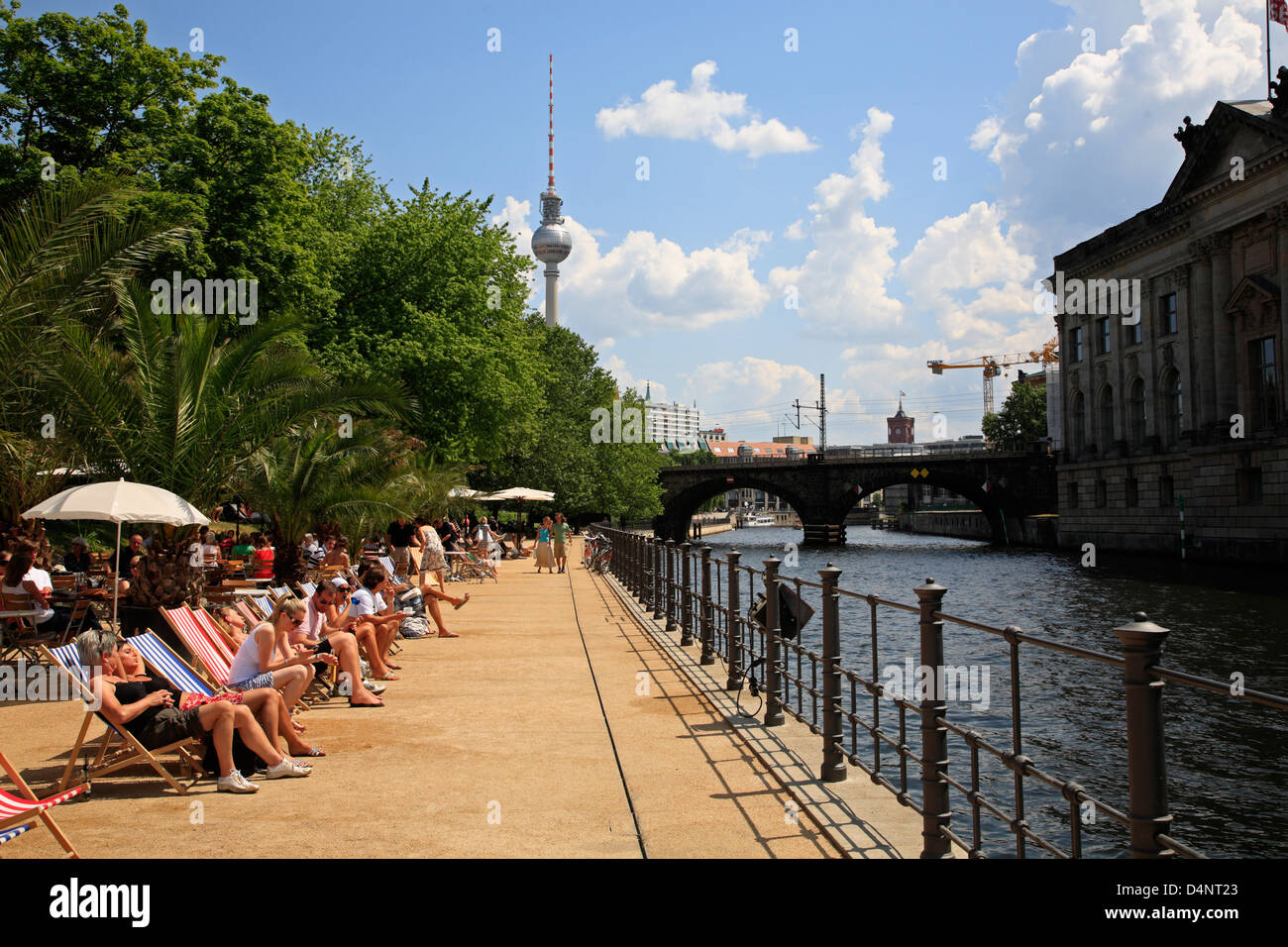 Germany, Berlin, STRANDBAR MITTE at river Spree opposite Museumsinsel with Bodemuseum Stock Photo