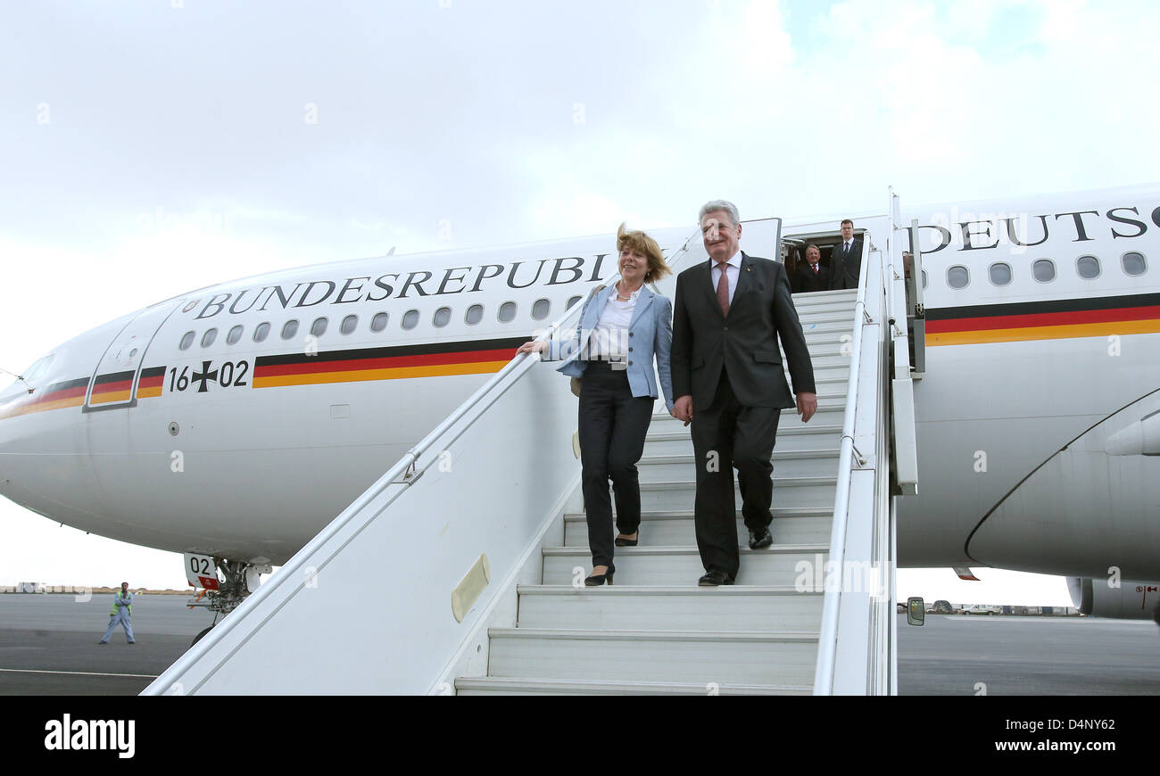 Federal President Joachim Gauck and his partner Daniela Schadt leave the plane at the airport of Addis Abeba, Ethiopia, 17 March 2013. The German President visits Africa for four days. Photo: WOLFGANG KUMM Stock Photo