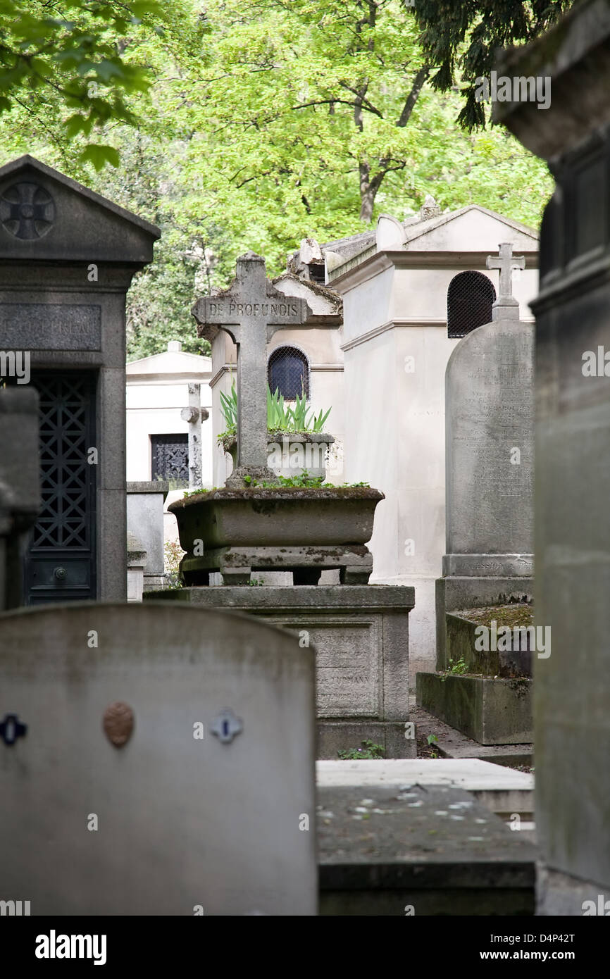tombs with stone cross and De Profundis inscription in Pere Lachaise cemetery, Paris Stock Photo