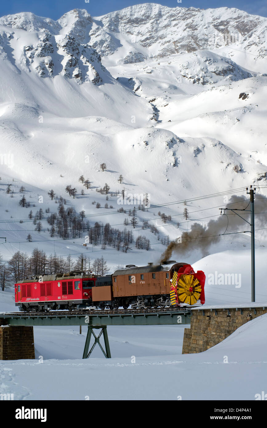 Dampfschneeschleuder-Zug am Bernina Pass, Schweiz | Snow blower train ...