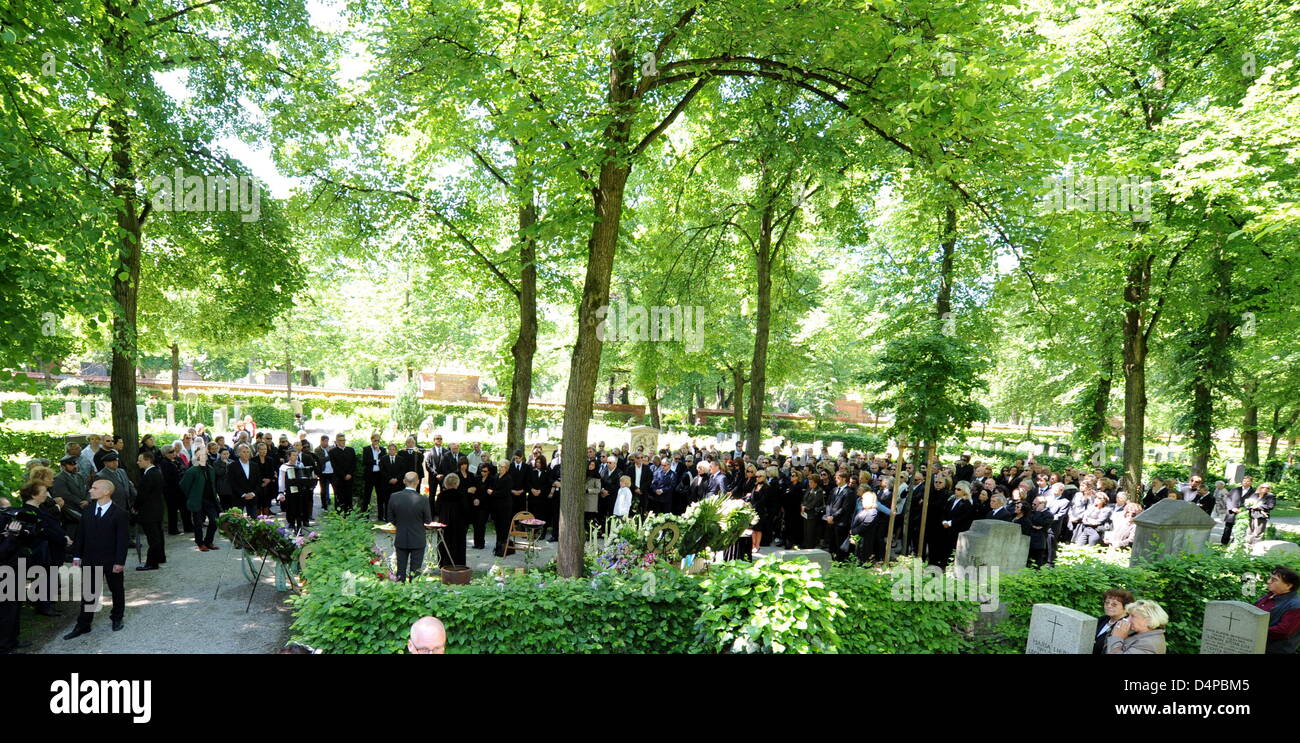 Mourners during the funeral of German actress Barbara Rudnik in Munich, Germany, 29 May 2009. Rudnik passed away aged 50 on 23 May 2009 after a long struggle against cancer. Photo: Tobias Hase Stock Photo