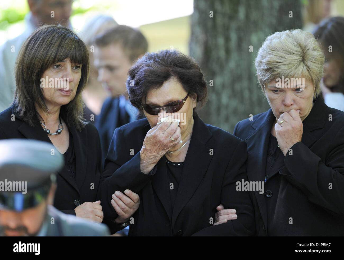 Sisters Doris (L), Beate (R) and mother Margot (C) mourn during the funeral of German actress Barbara Rudnik in Munich, Germany, 29 May 2009. Rudnik passed away aged 50 on 23 May 2009 after a long struggle against cancer. Photo: Tobias Hase Stock Photo