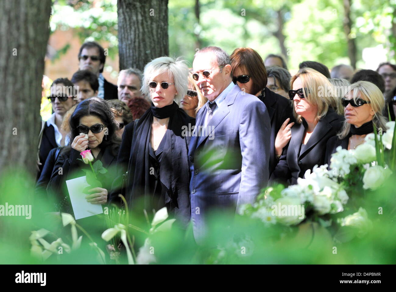 Actress Hannelore Elsner (front, L), director Bernd Eichinger (3-L) and his wife Katja (C) stand in front of the grave during the funeral of actress Barbara Rudnik in Munich, Germany, 29 May 2009. Rudnik passed away aged 50 on 23 May 2009 after a long struggle against cancer. Photo: Ursula Dueren Stock Photo