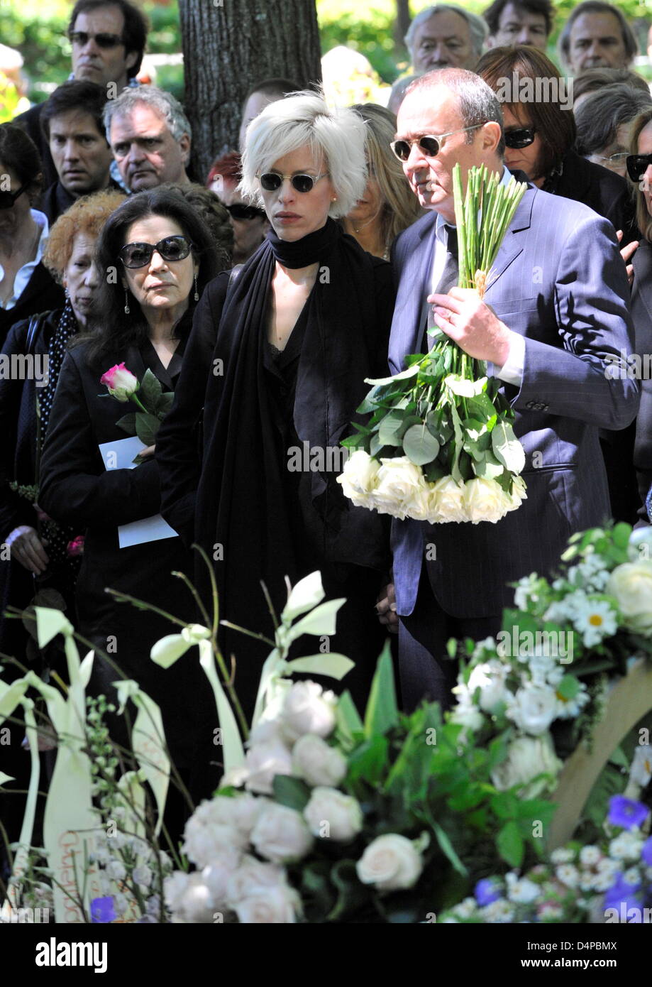 Actress Hannelore Elsner (L), director Bernd Eichinger and his wife Katja (C) stand in front of the grave during the funeral of actress Barbara Rudnik in Munich, Germany, 29 May 2009. Rudnik passed away aged 50 on 23 May 2009 after a long struggle against cancer. Photo: Ursula Dueren Stock Photo