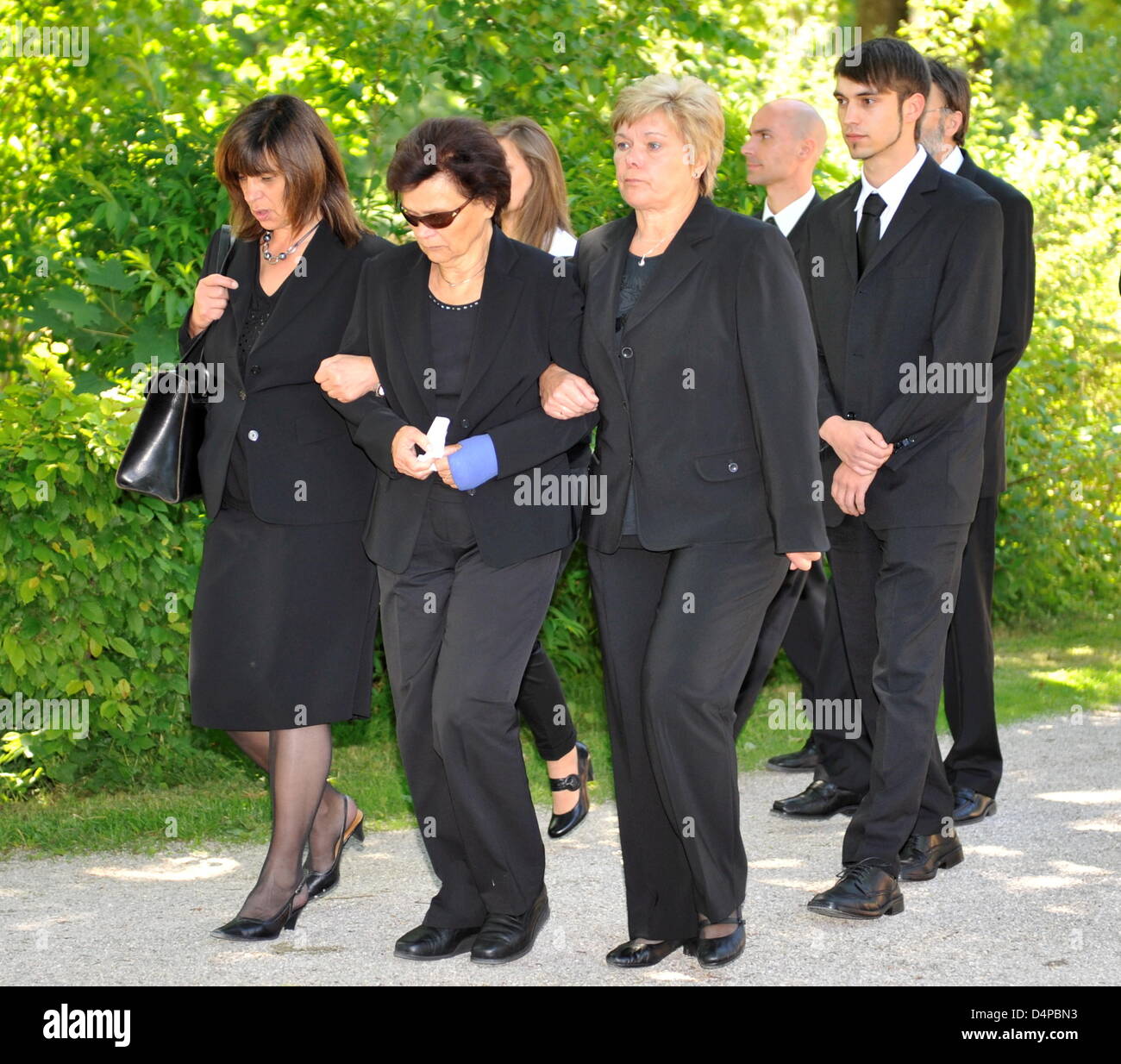 Doris (L) and Beate (R), sisters of Barbara Rudnik, and their mother Margot (C) pictured during the funeral of actress Barbara Rudnik in Munich, Germany, 29 May 2009. Rudnik passed away aged 50 on 23 May 2009 after a long struggle against cancer. Photo: Ursula Dueren Stock Photo
