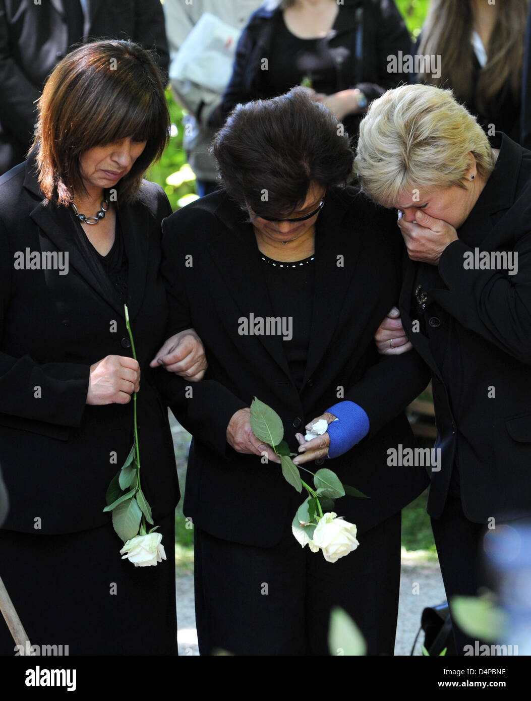 Doris (L) and Beate (R), sisters of Barbara Rudnik, and their mother Margot (C) pictured during the funeral of actress Barbara Rudnik in Munich, Germany, 29 May 2009. Rudnik passed away aged 50 on 23 May 2009 after a long struggle against cancer. Photo: Tobias Hase Stock Photo
