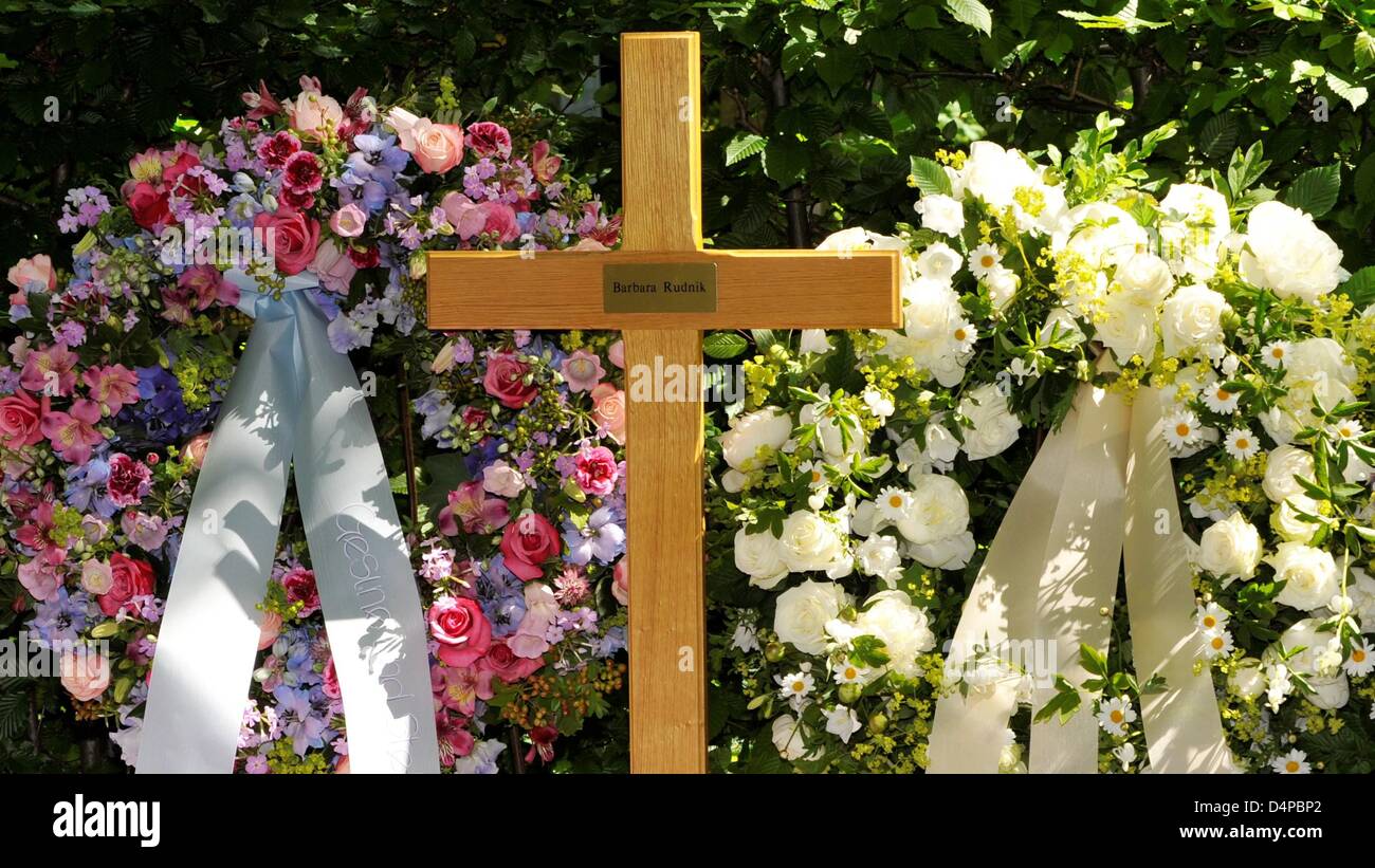 Flowers and wreaths lie on the grave after the funeral of German actress Barbara Rudnik in Munich, Germany, 29 May 2009. Rudnik passed away aged 50 on 23 May 2009 after a long struggle against cancer. Photo: Ursula Dueren Stock Photo