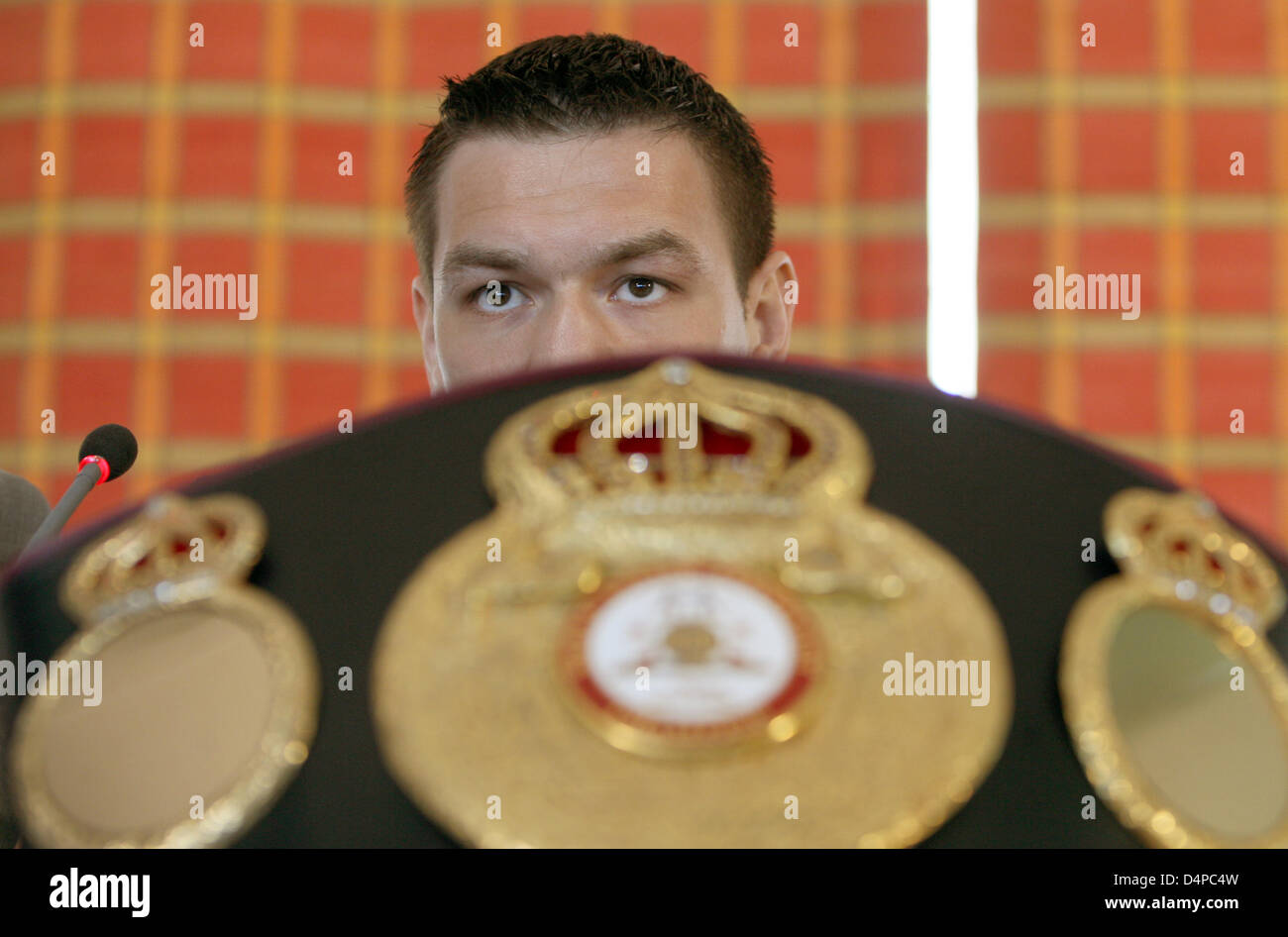 dpa) - Russian boxer Nikolai Valuev has shouldered the world