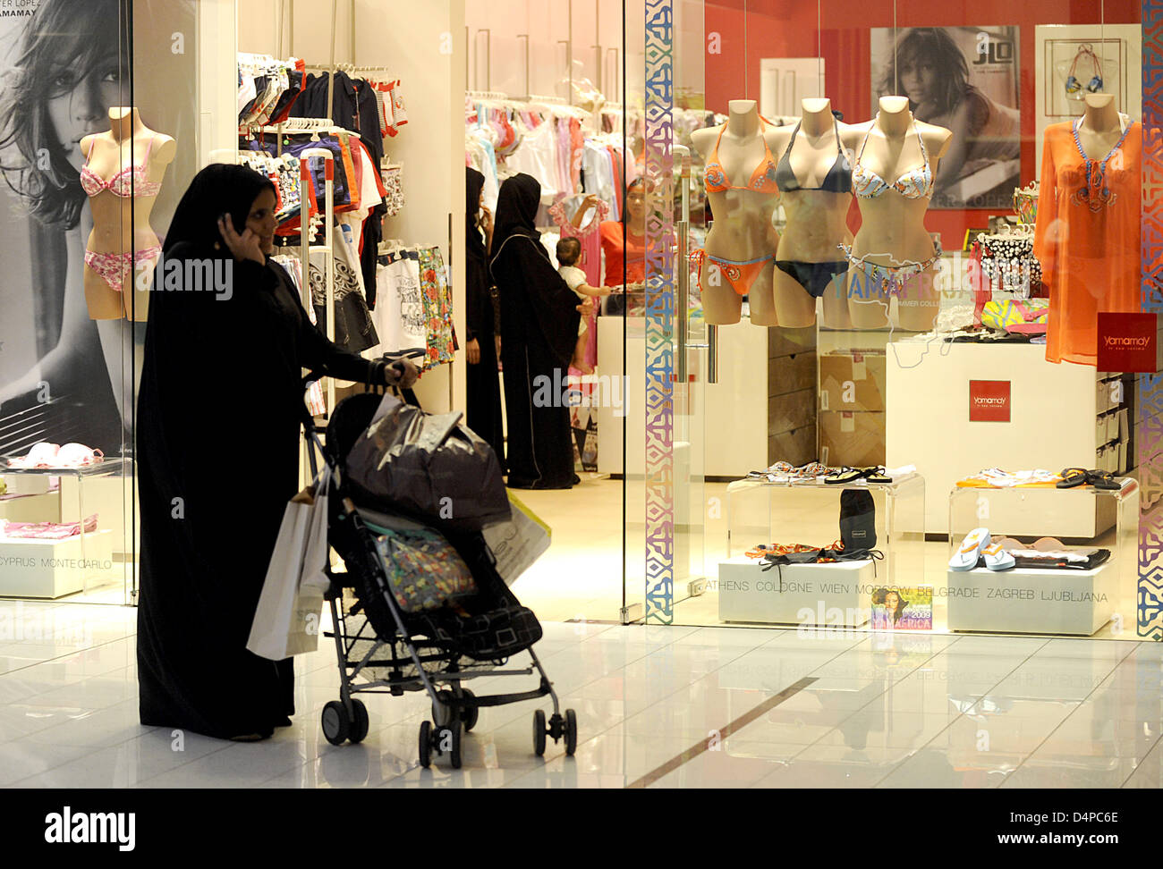 Lifestyle leisure lif travel tourism_and_leisure female shopping  united_arab_emirates hi-res stock photography and images - Alamy