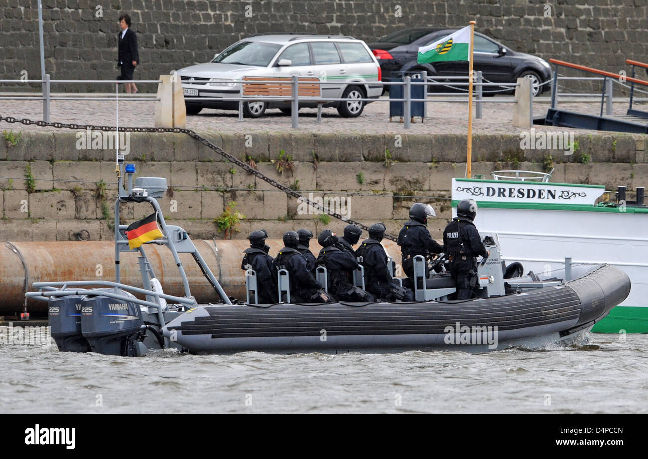A special police task force patrols in a rubber raft on the river Elbe ...