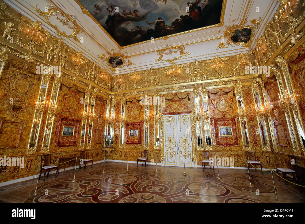 (dpa file)-  The picture shows the Amber Room in the Catherine Palace of Tsarskoye Selo near Saint Petersburg, Russia, 17 May 2008. German and Russian art historians talked about the Amber Room and other Russian artworks which disappeared in World War II during the first joint congress on looted art in Moscow on 27 February 2009. Photo: Arno Burgi Stock Photo