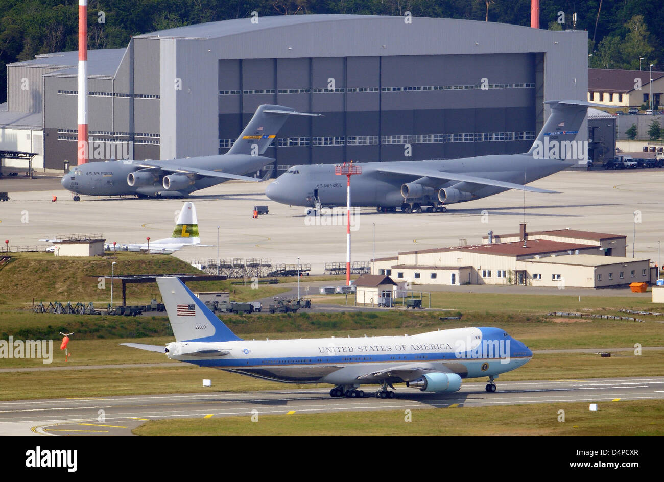 US President Barack Obama aboard of Air Force One touches down at US Stock  Photo - Alamy