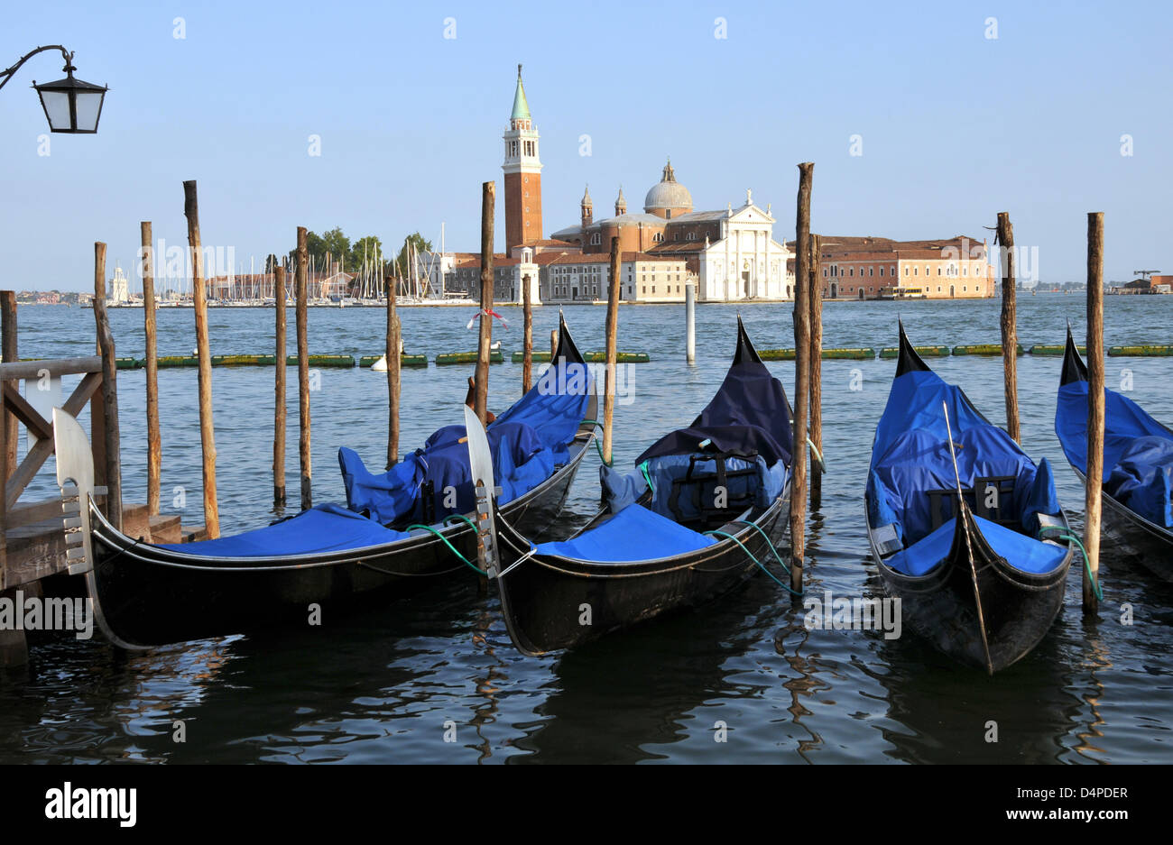 18 gondolas hi-res stock photography and images - Alamy