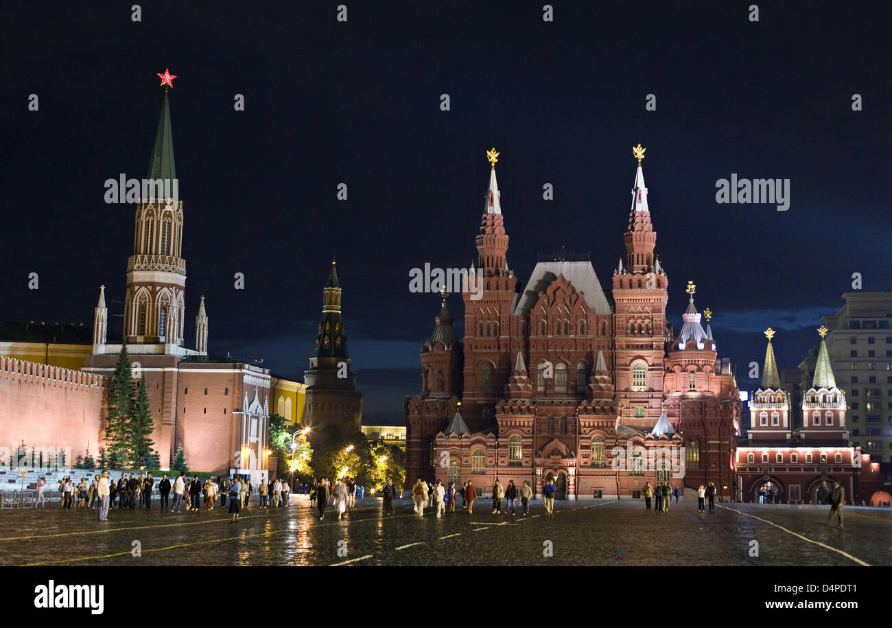 The illuminated Red Square is pictured with the Kremlin wall (L) and the State Historical Museum (C) in Moscow, Russia, 09 June 2009. Photo: Arno Burgi Stock Photo