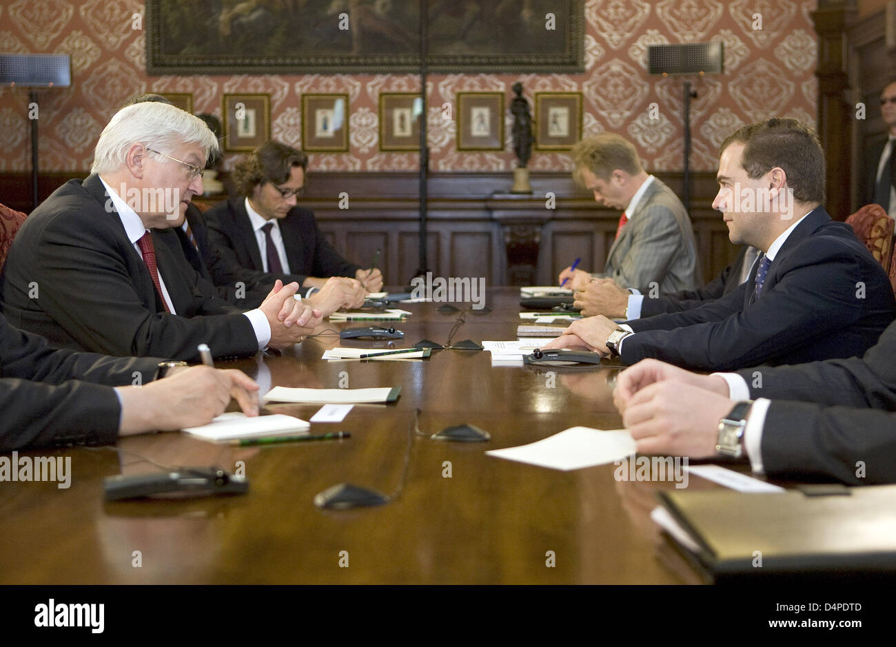 Russia?s President Dmitry Medvedev (R) meets German Foreign Minister Frank-Walter Steinmeier (L) for talks at Meiendorf Castle in Barvikha near Moscow, Russia, 10 June 2009. Steinmeier will also meet Russia?s Prime Minister Putin and his counterpart Lavrov during his one-day visit to Russia. Photo: ARNO BURGI Stock Photo