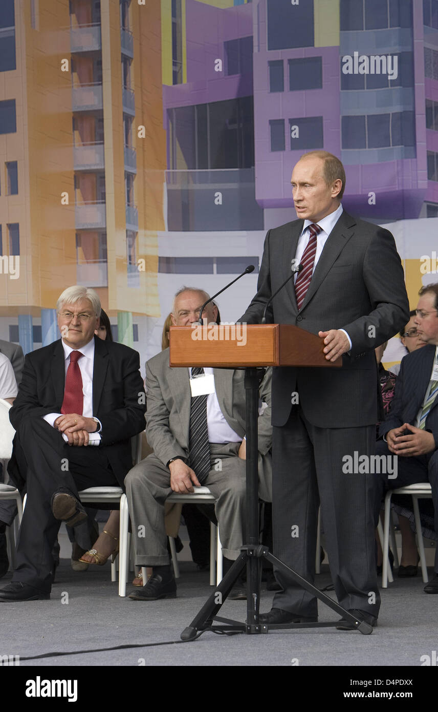 Russian Prime Minister Vladimir Putin (R) delivers a speech next to German Foreign Minister Frank-Walter Steinmeier (L) during the topping-out ceremony of the Federal Centre for Children Haematology in Moscow, Russia, 10 June 2009. The clinic will treat children with cancer. Steinmeier will also meet his counterpart Lavrov during his one-day visit to Russia. Photo: ARNO BURGI Stock Photo