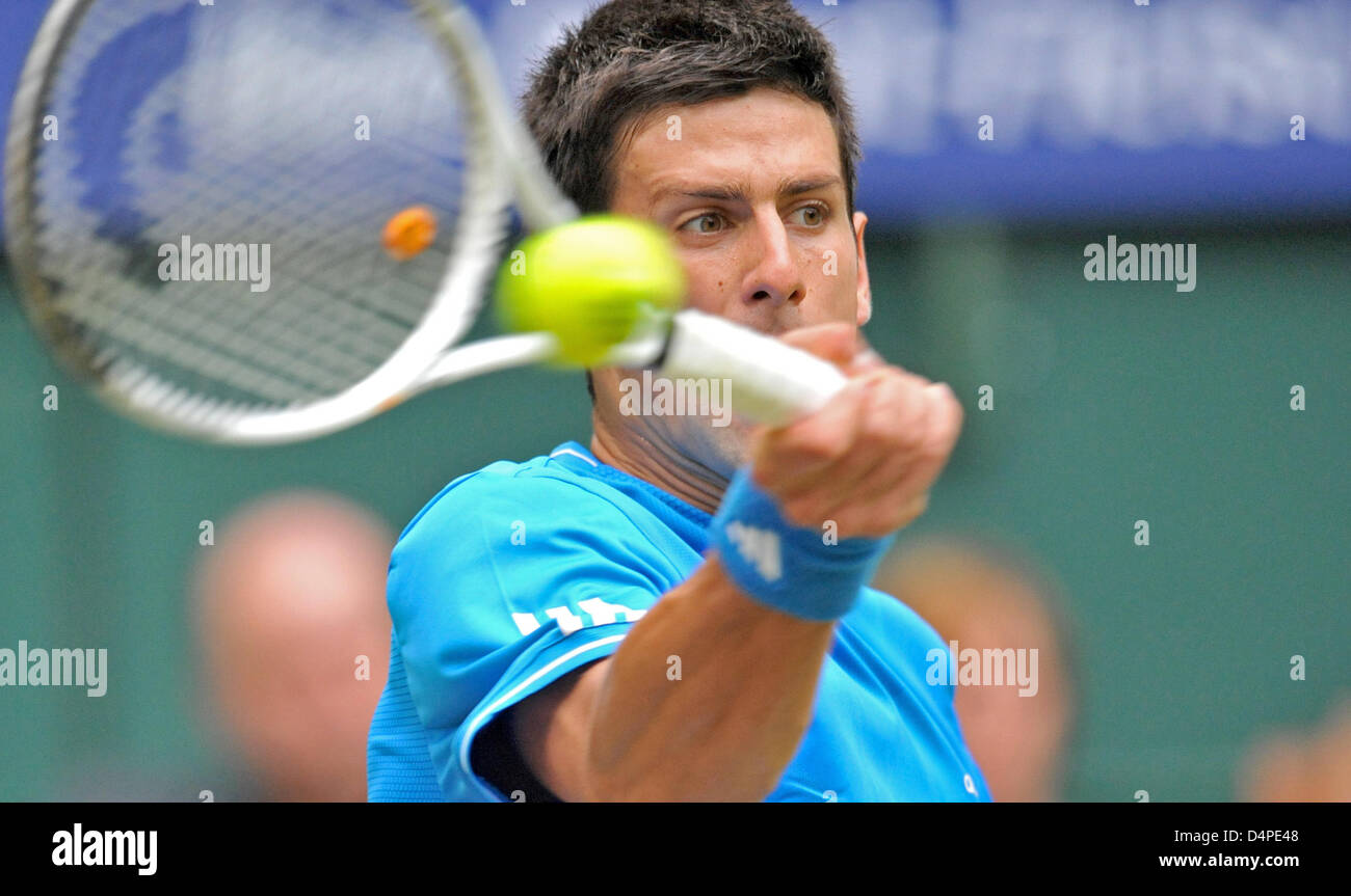 Serbia?s Novak Djokovic returns a forehand to France?s Florent Serra at the Gerry Weber Open in Halle, Germany, 11 June 2009. Photo: BERND THISSEN Stock Photo