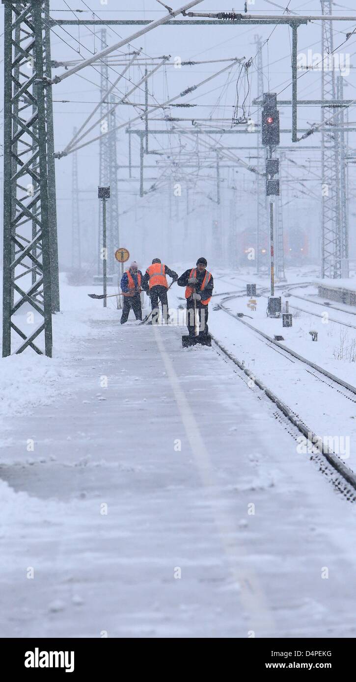 Cancelled trains hires stock photography and images Alamy