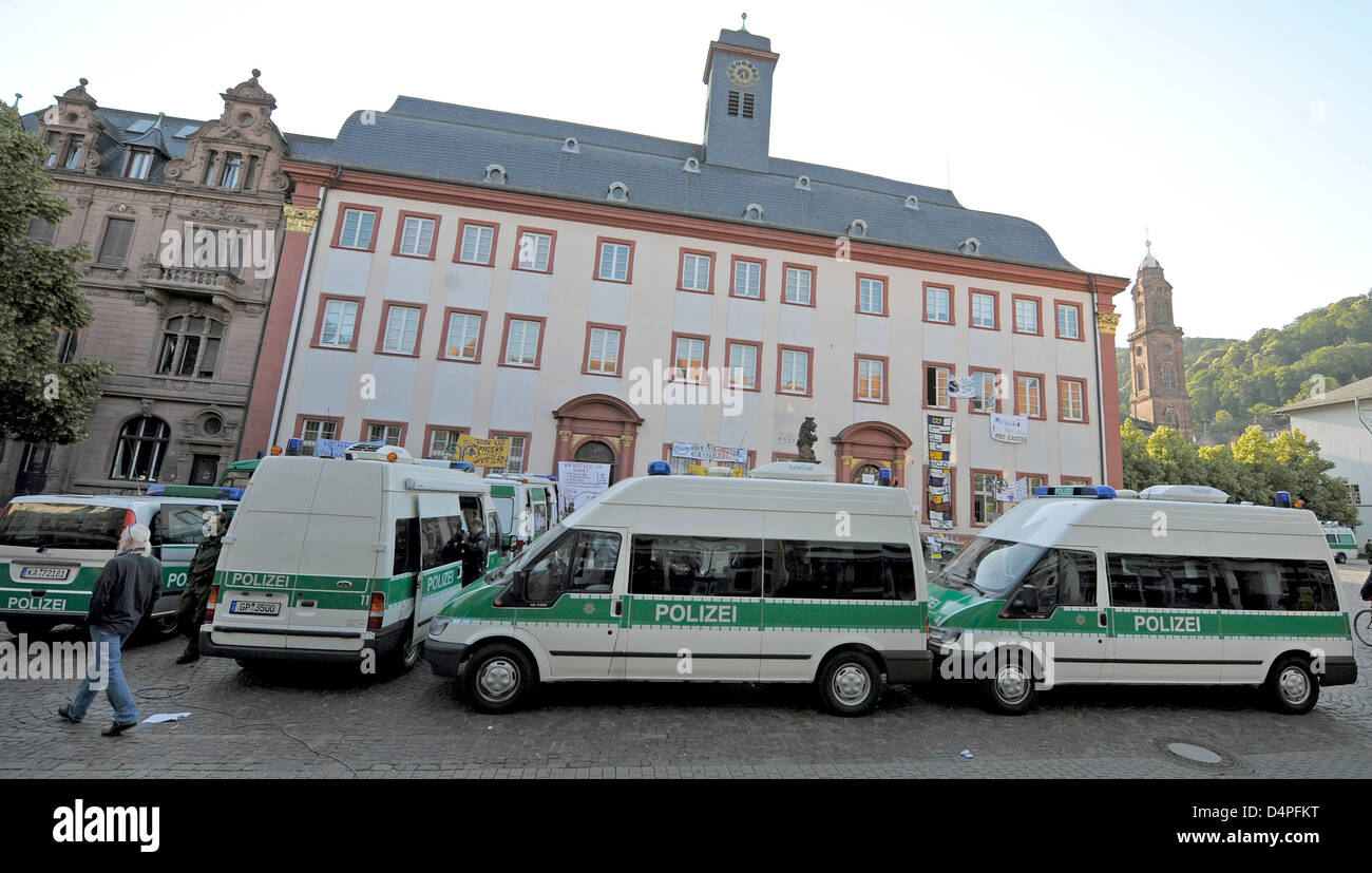 Police vehicles stand outside the Old University building of Heidelberg, Germany, 20 June 2009. Police started vacating the rector?s office, students who hold the rooms occupied since 17 June were prompted to leave. The university had pressed charges against the students of breach of domestic peace which the police informed the students of. Photo: Ronald Wittek Stock Photo