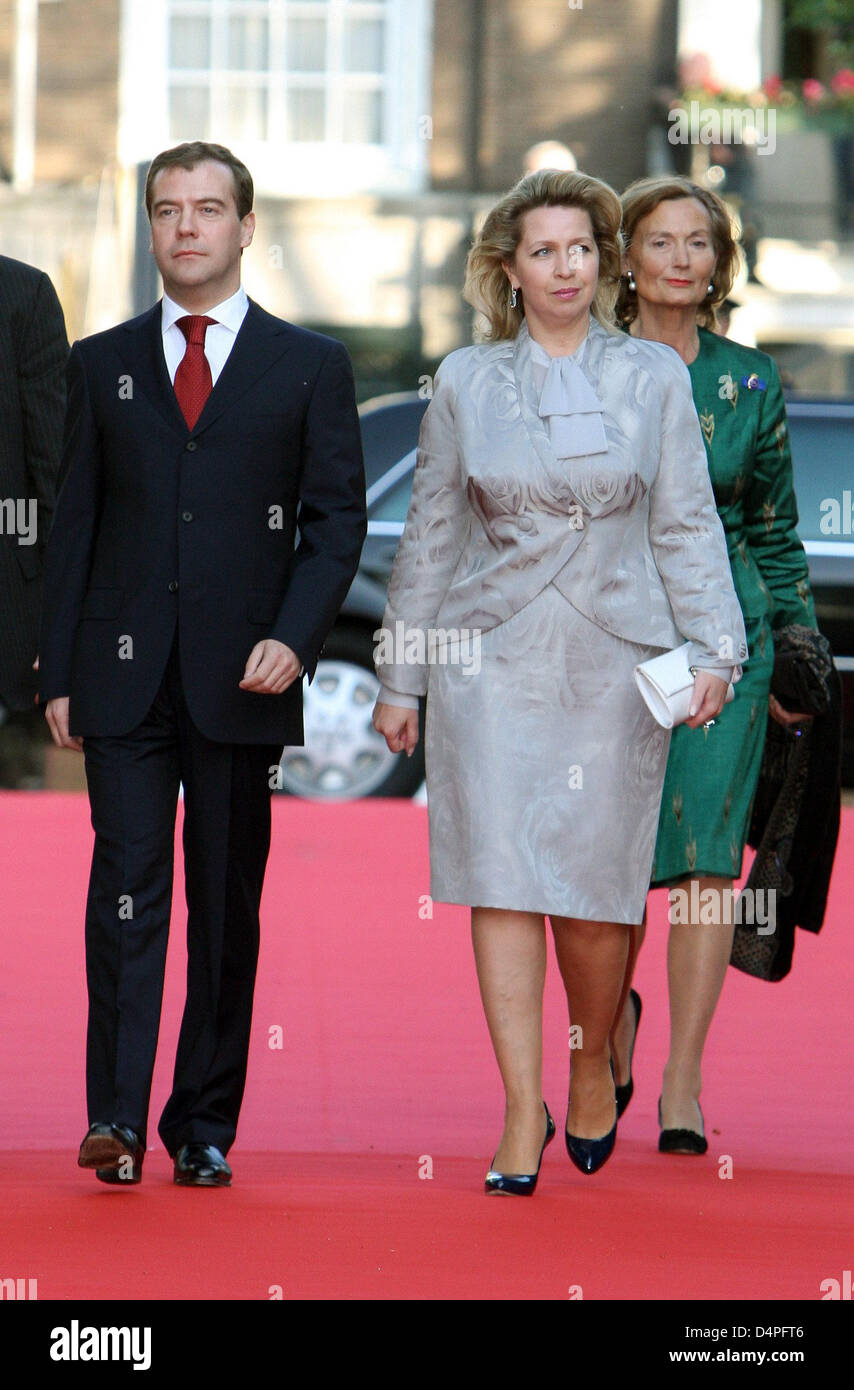 Russian President Dmitri Medvedev (L) and his wife Svetlana Medvedeva arrive for the opening of the museum Hermitage Amsterdam, The Netherlands, 19 June 2009. The Hermitage Amsterdam is a dependance of the Russian Hermitage in St. Petersburg. Amsterdam?s museum organizes exhibitions from the collection from the Russian Hermitage and opens with the Exhibition ?The Russian court and  Stock Photo