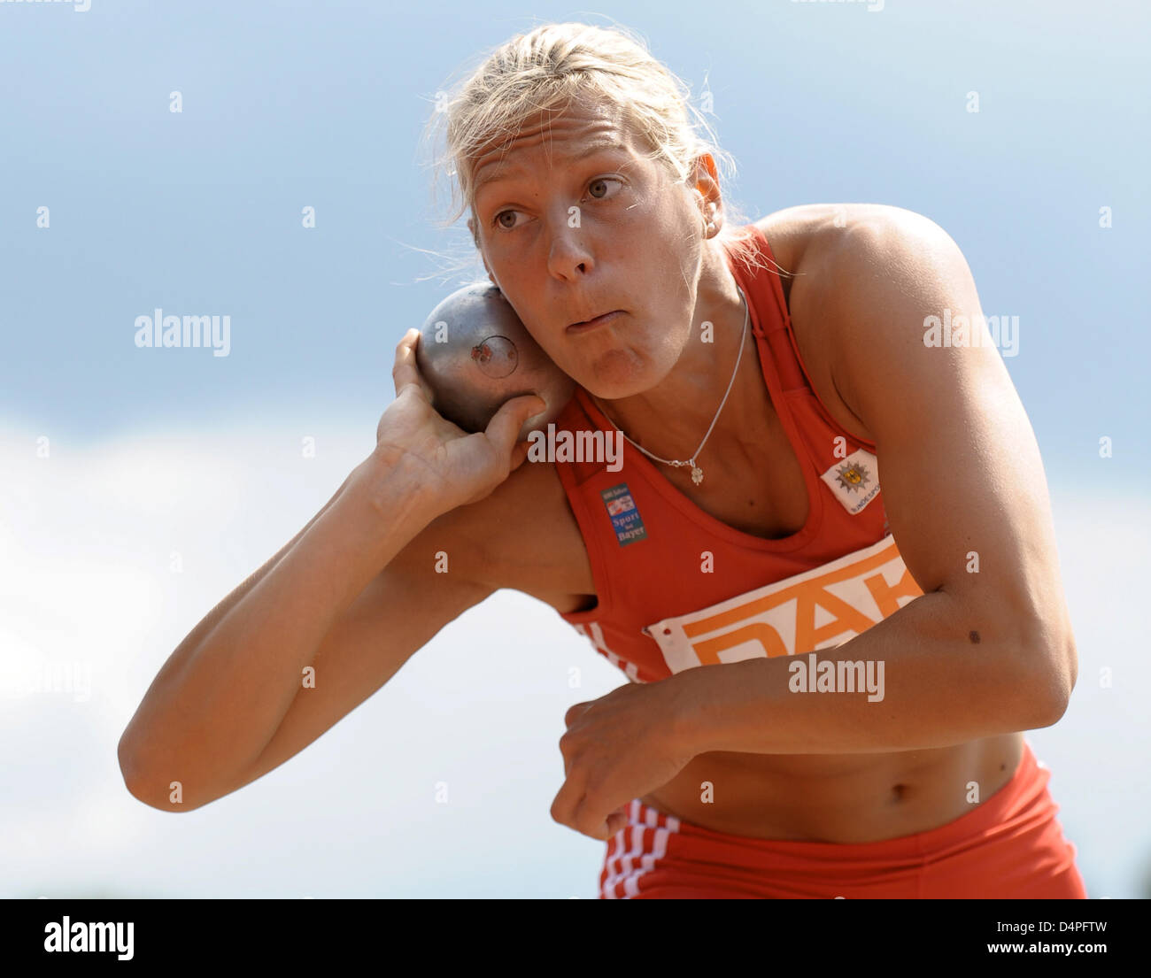 German heptathlete Jennifer Oeser competes in the shot-put at the German Combined Athletics Meeting in Ratingen, Germany, 20 June 2009. The two-day event is the last chance for Germany?s hept- and decathletes to qualify for the IAAF World Championships in Athletics. Photo: FRANZ-PETER TSCHAUNER Stock Photo