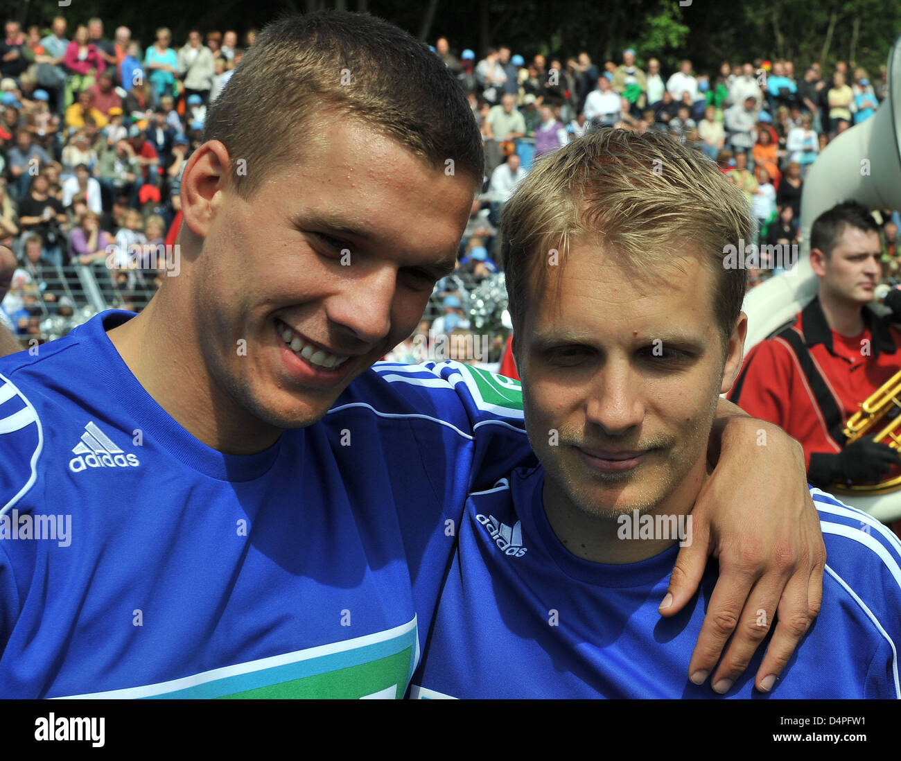 German internatiónal Lukas Podolski (L) and comedian Oliver Pocher (R) hug  during a charity soccer match in Hanover, Germany, 20 June 2009. Profits of  the charity match are donated to the foundations