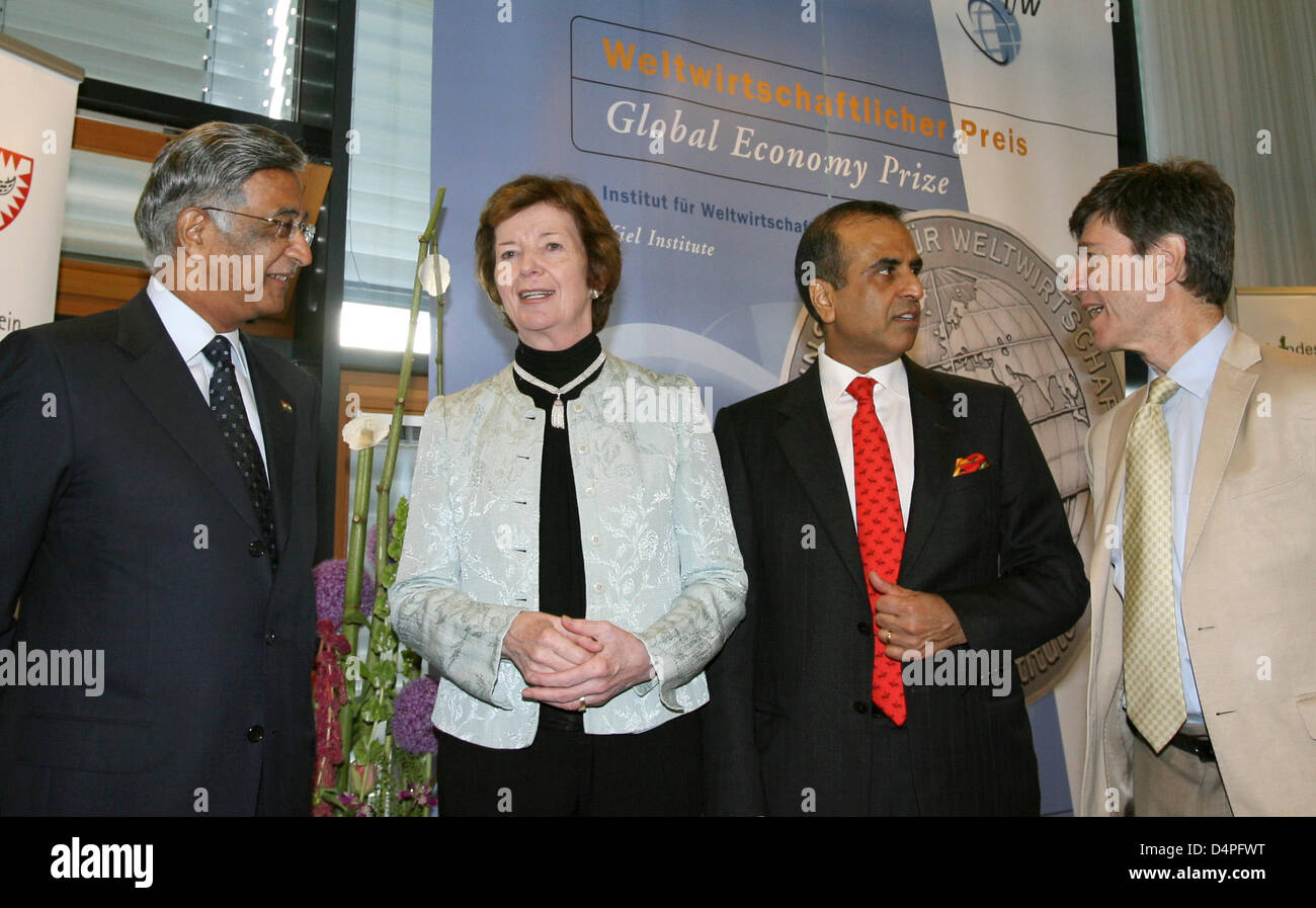 (L-R) The laureates of the Global Economy Prize 2009 Kalayani Group CEO Baba Kalayani, former UN high commissioner for human rights Mary Robinson, Bhart Group CEO Sunil Mital and US economist Jeffrey Sachs talk before the award ceremony in Institute for the World Economy (IfW) in Kiel, Germany, 21 June 2009. The unendowed prize is awarded for the fifth time. Photo: Angelika Warmuth Stock Photo