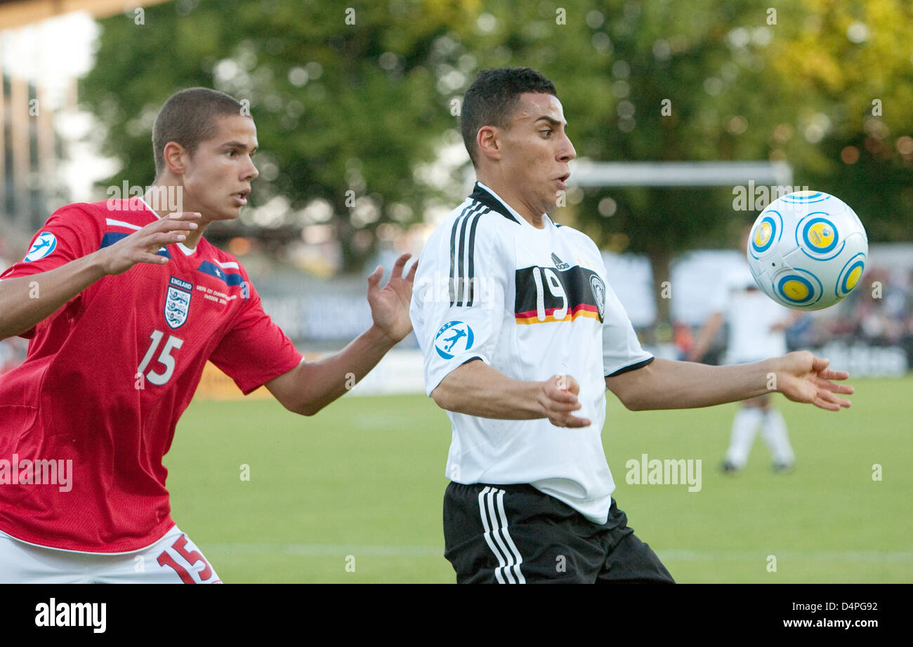 Germany?s Aenis Ben-Hatira (R) defends the ball against England?s Jack Rodwell (L) during the UEFA Under21 Championships group B match Germany v England at Orjans Vall stadium in Halmstad, Sweden, 22 June 2009. The match ended in a 1-1 draw, both sides move up to semi-finals. Photo: Friso Gentsch Stock Photo
