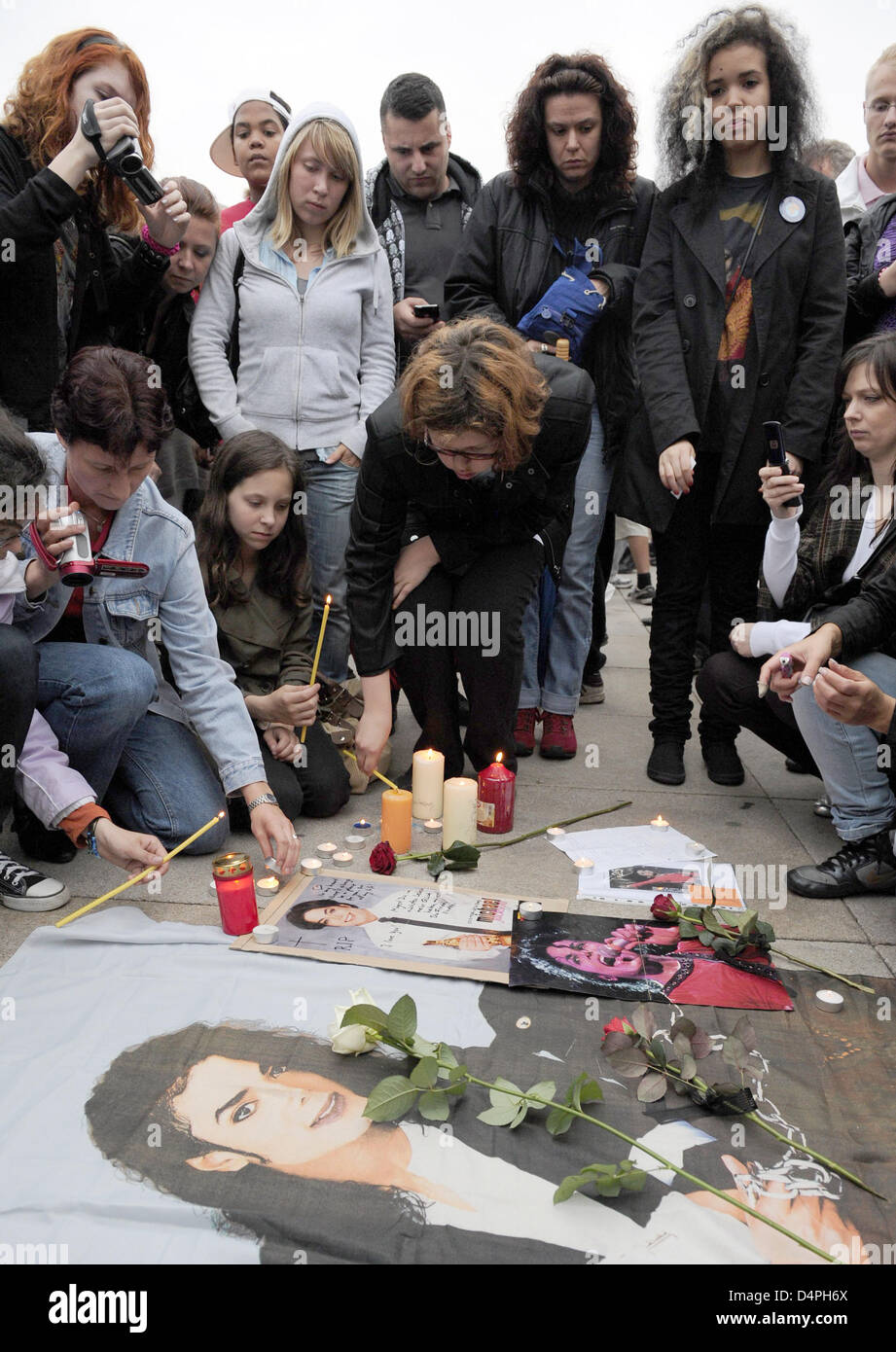 Michael Jackson fans mourn on Alexanderplatz square in Berlin, Germany, 26  June 2009. Jackson had passed away on Thursday, June 25 2009 at the age of  50. Photo: Robert Schlesinger Stock Photo - Alamy