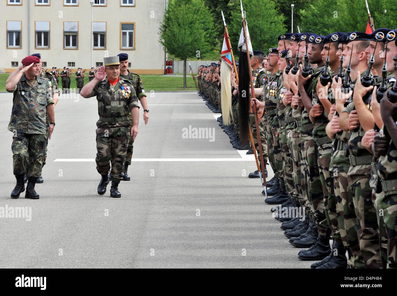 The inspector of the German army, Hans-Otto Budde (L) and his French counterpart (2-L), General Elrick Irastorza, review soldiers during a muster at the brigade?s barracks in Muellheim, Germany, 27 June 2009. The brigade celebrated its 20th anniversary. Photo: Rolf Haid Stock Photo