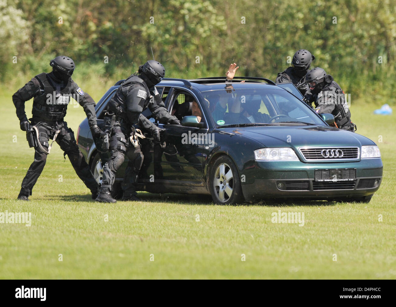 Officers of the police SWAT Hesse practice the freeing of hostages from a car during a training session in Langenselbold, Germany, 13 June 2009. Photo: Boris Roessler Stock Photo